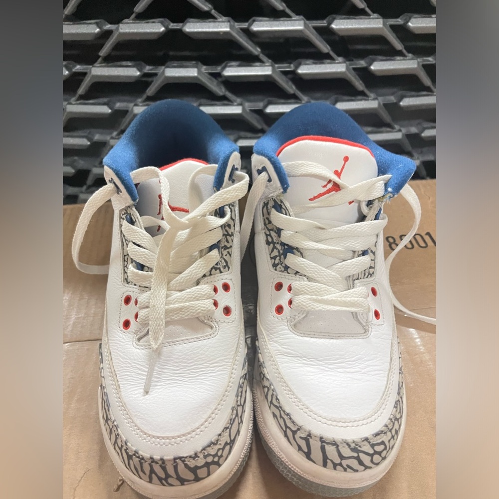 Jordan 3 with box true blue OG comes with everything